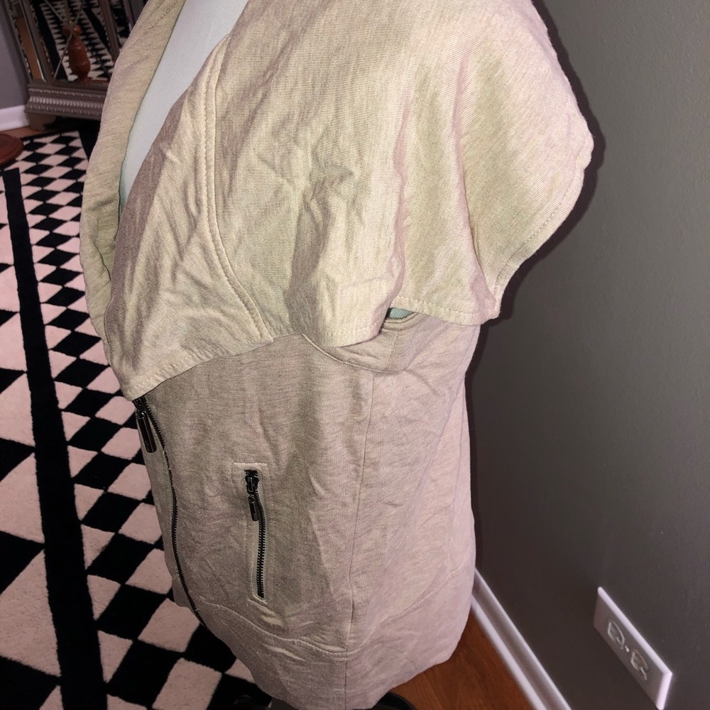 Women’s tan Kensie sleeveless jacket. Size small. - Picture 4 of 8